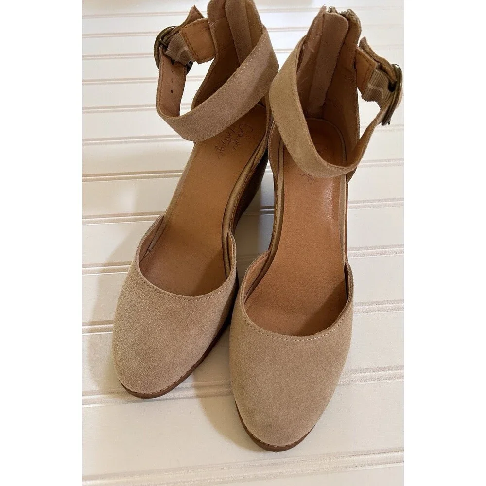 Crown Vintage Ladawen Wedge Heels Women 7M Beige Suede Strappy Buckle Pump Shoe